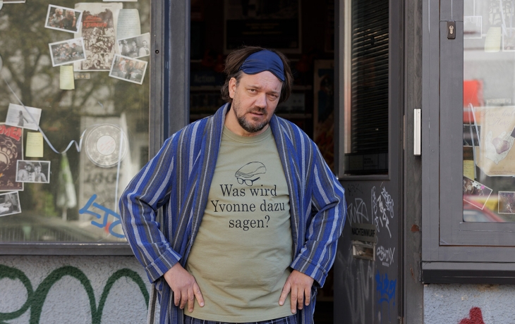Homme, mains sur les hanches, en pyjama