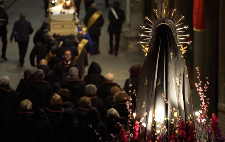 Procession dans la rue