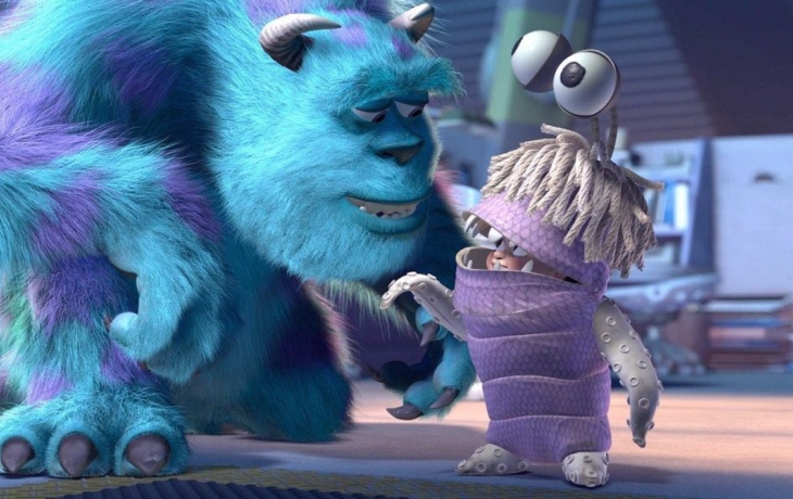 Petite fille déguisée en monstre, aux côtés d'un monstre