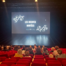 Spectateurs en train de regarder le clip vidéo Les Bobines Hantées