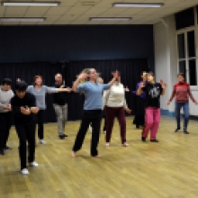 Vue de l'ensemble du groupe, effectuant des mouvements circulaire.