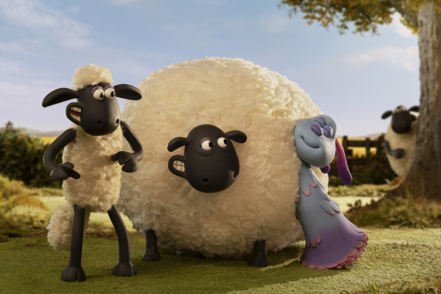 Dans la ferme, Shaun le mouton et son ami mouton et lapin sont heureux