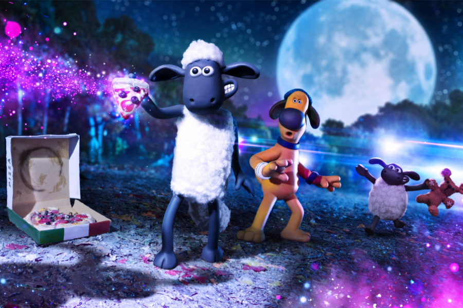 Au clair de Lune, Shaun le mouton est avec le chien et un bébé mouton avec une pizza au pouvoir magique