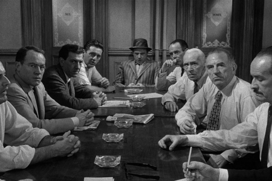 Hommes autour d'un bureau, image en noir et blanc