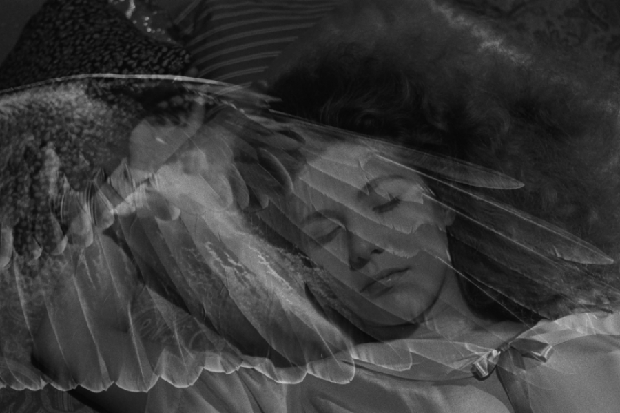 Femme qui dort avec en flou devant elle les ailes d'ange