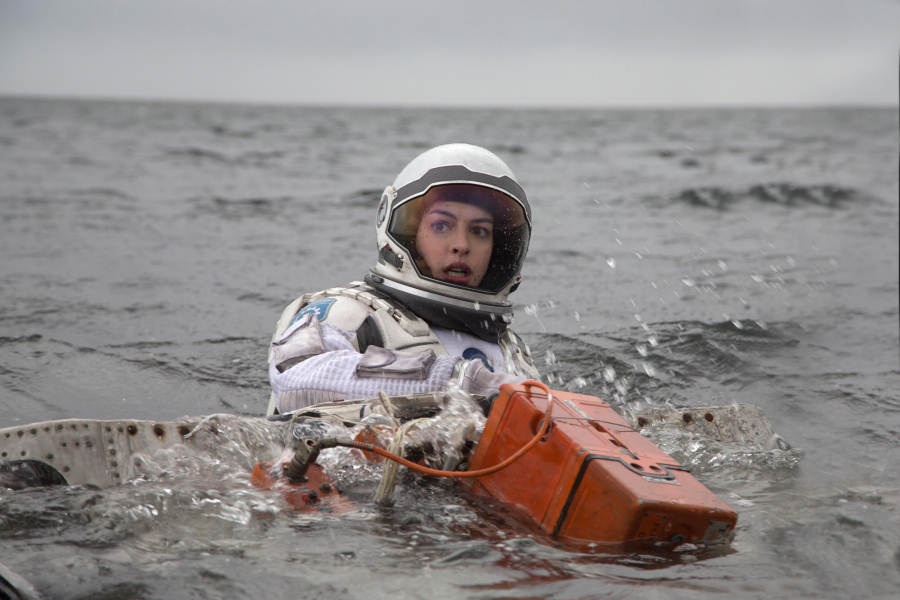Femme astronaute dans l'eau