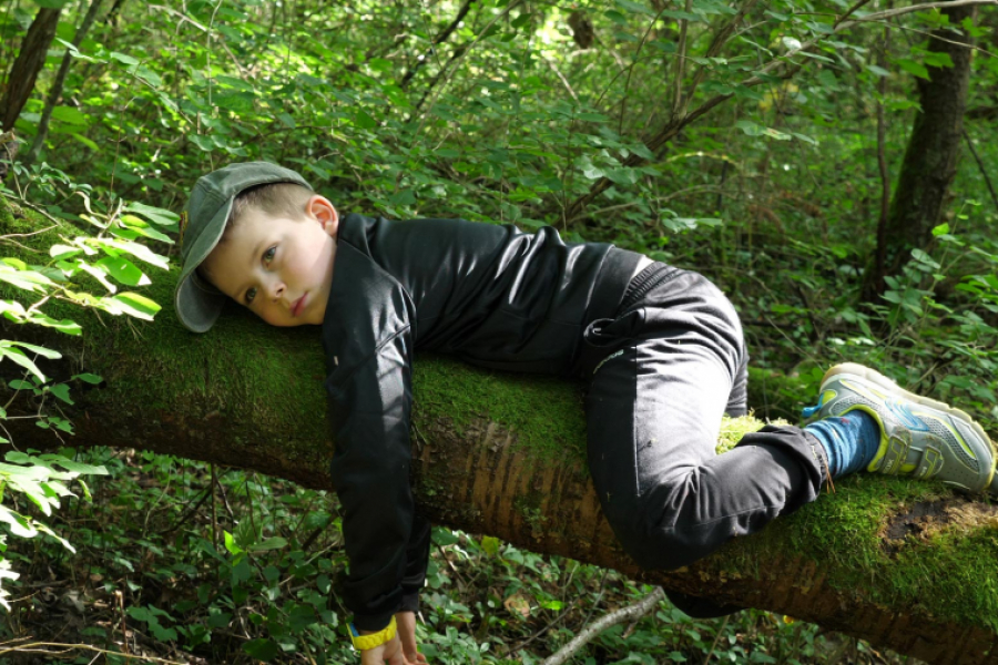 Enfant sur un tronc d'arbre, allongé
