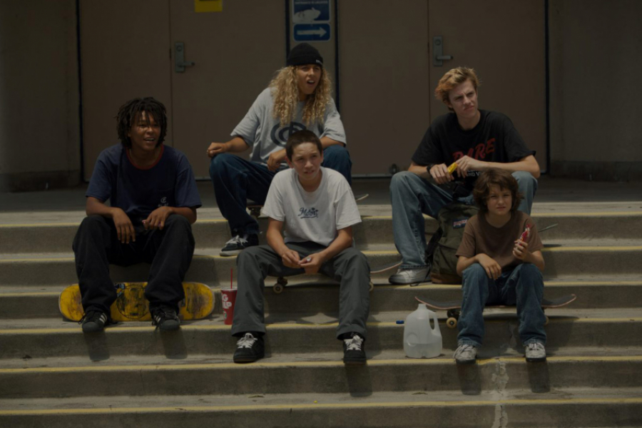 90's. Groupe de jeunes sur les escaliers d'un lycée