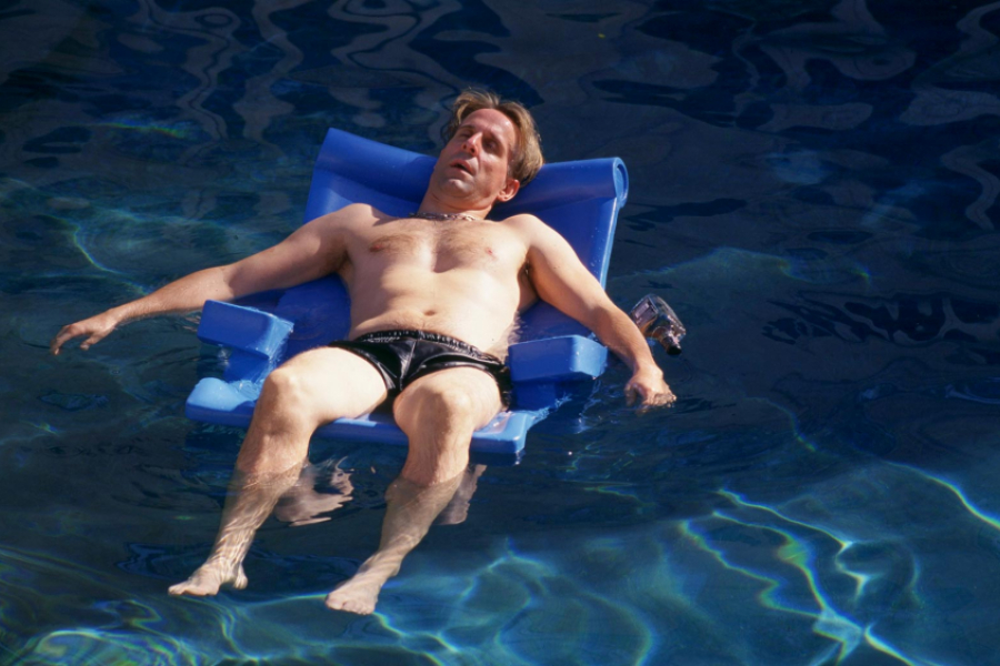 The Big Lebowski. Un homme ivre dans une piscine en train de dormir