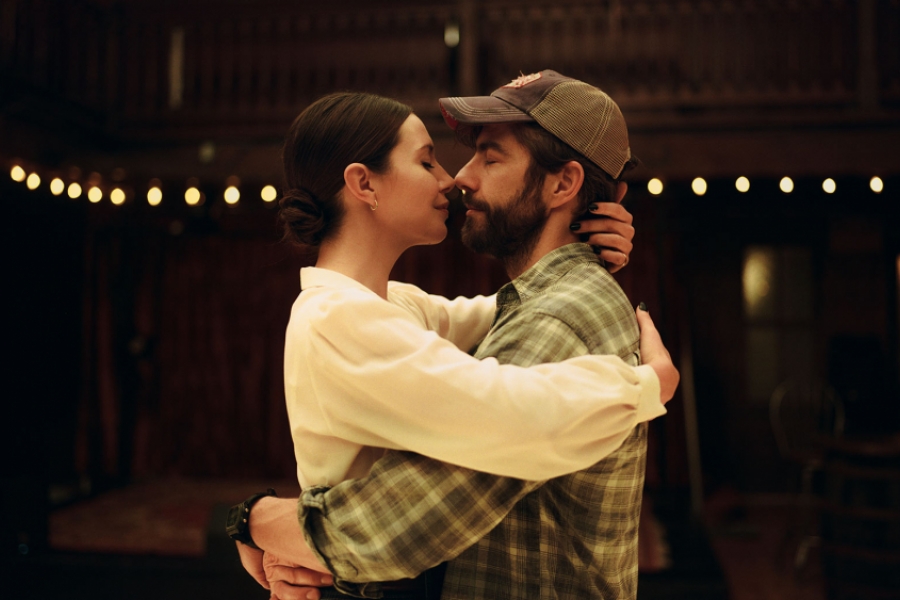 Homme et femme enlacé, comme en train de danser 