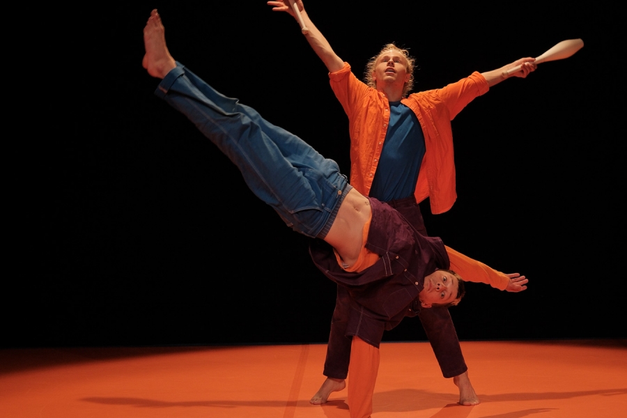 Basarkus. Deux acrobates jongleurs