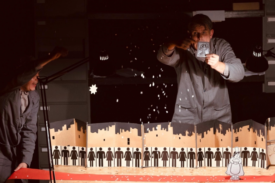 Un océan d'amour. Deux hommes racontent une histoire avec des figurines en papier