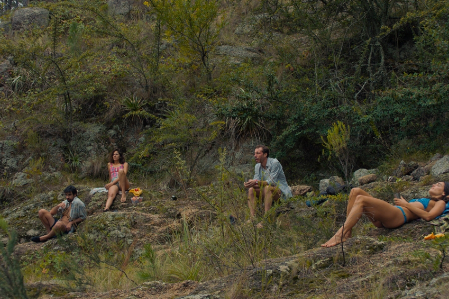 Groupe d'adultes dans la nature, posés 