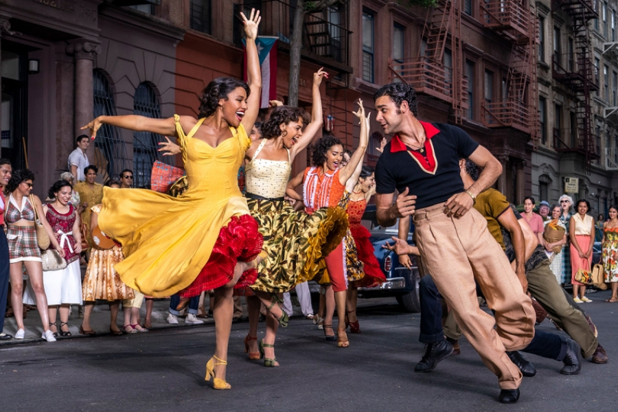 Groupe de danseurs dans la rue