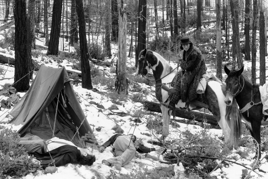 Hommes dans la forêt, armés