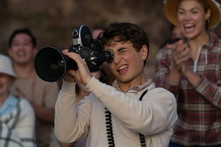 Jeune homme avec une caméra en train de filmer 