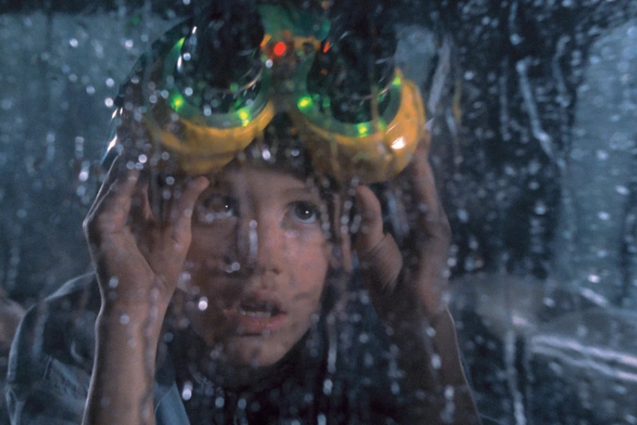 Jeune garçon dans une voiture sous la pluie, à la fenêtre