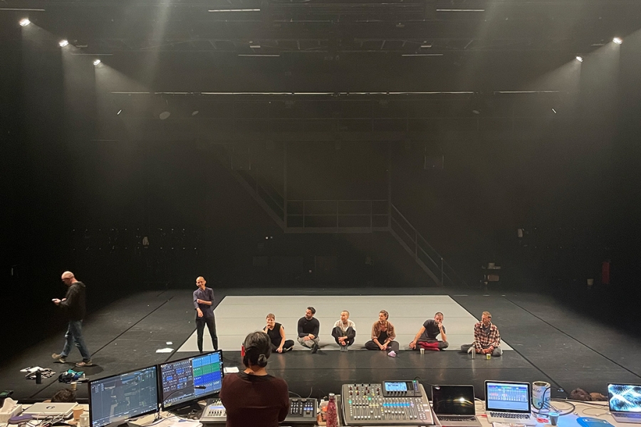 Six danseurs et nathalie pernette au plateau 