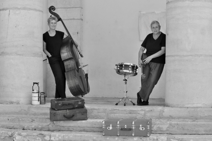 2 artistes sur le parvis place du 8 septembre