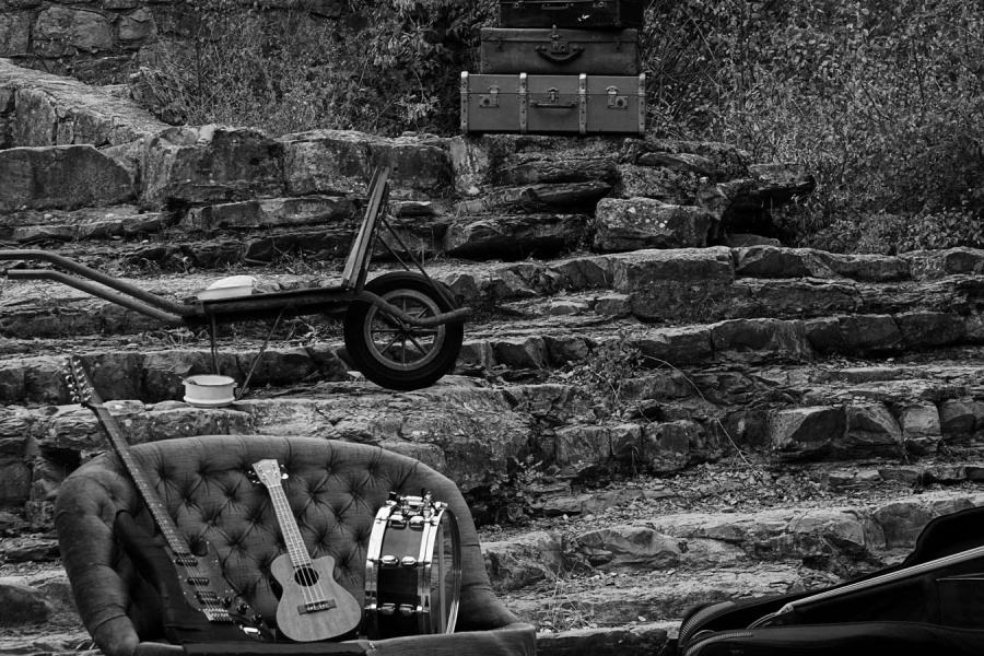 Instruments sur un canapé dans la nature