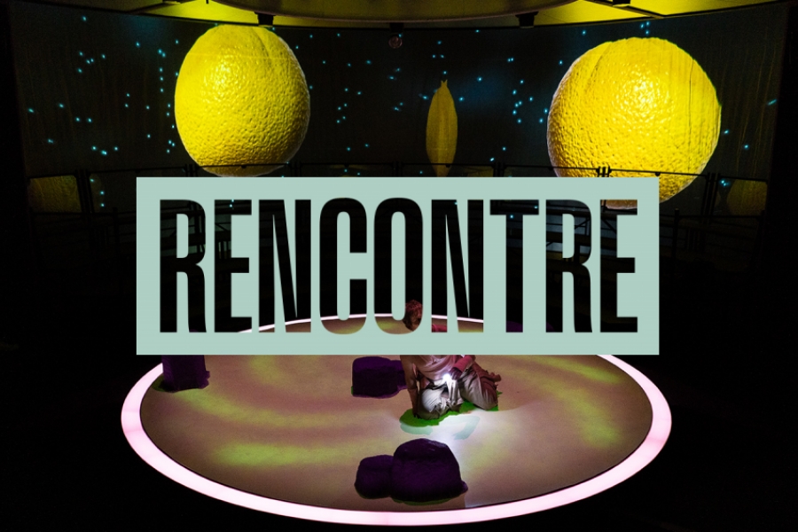 Sur scène, un acteur au centre d'un cercle lumineux, autour de lui, des citron projetés aux airs de planètes