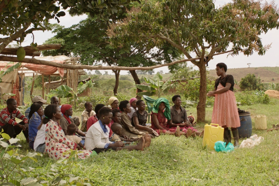 Groupe de personnes dans un village africain