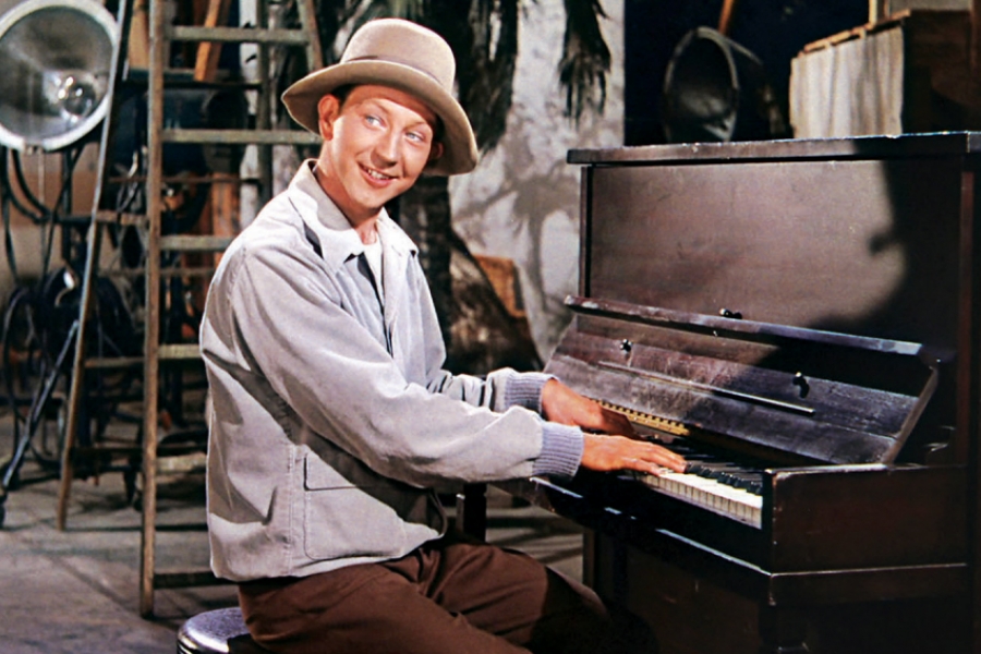 Homme en train de jouer du piano.