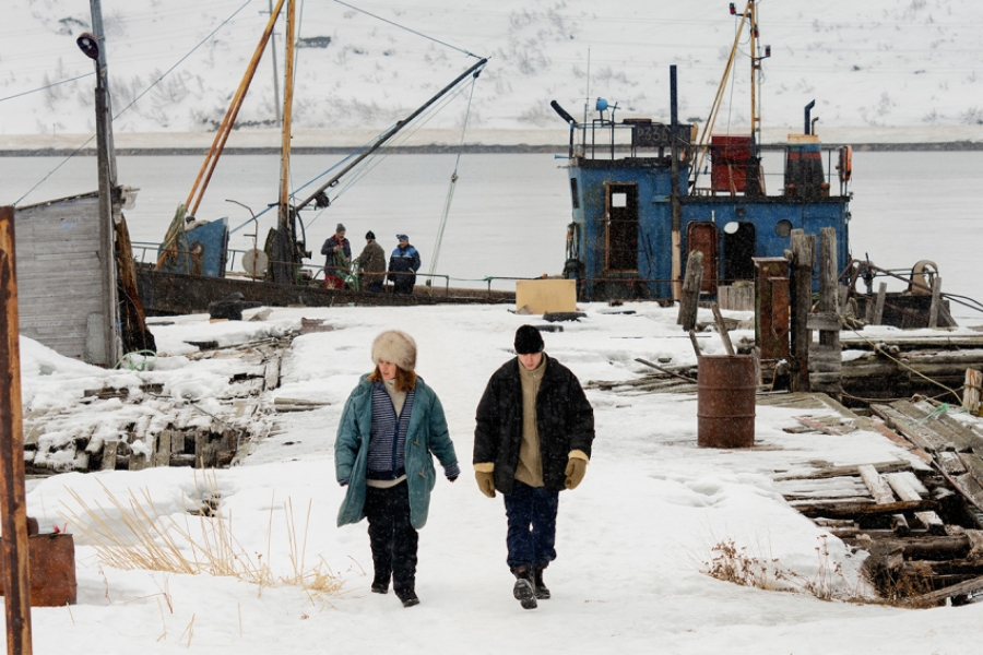 Un homme et une femme débarque sur un port enneigé.