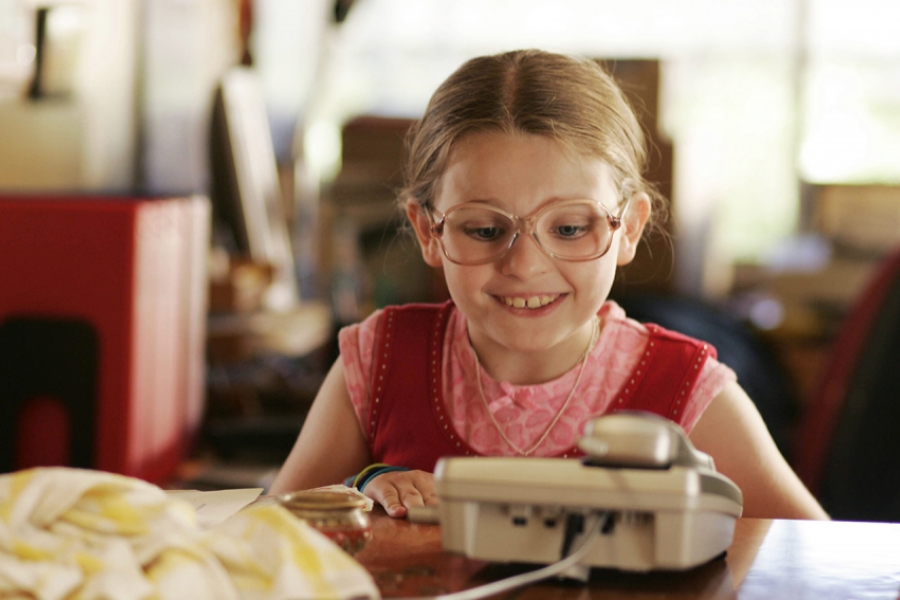 Jeune fille enthousiaste devant le téléphone.