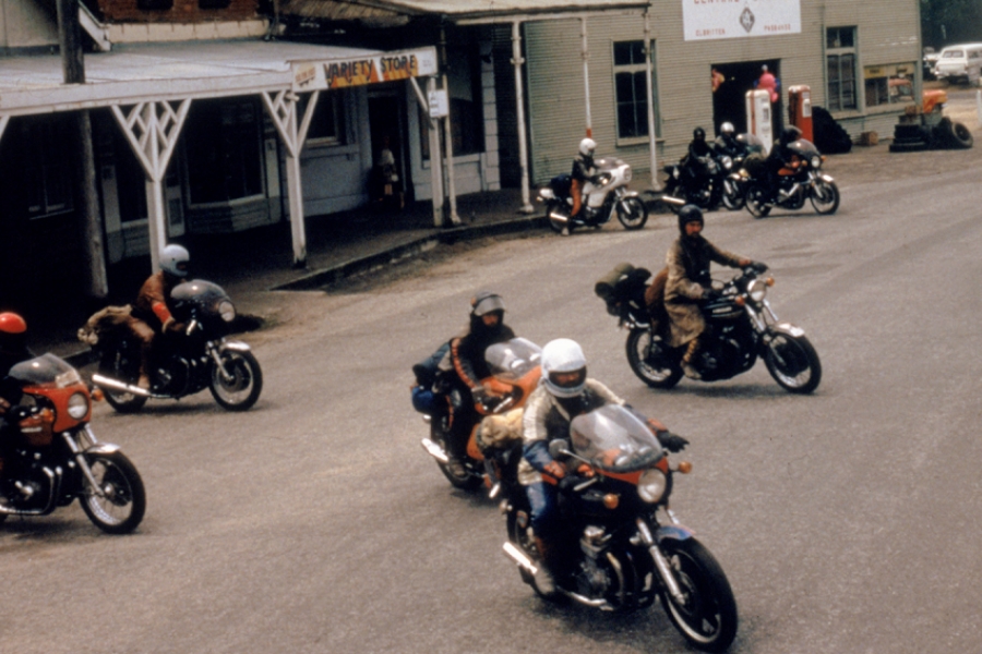 Gang de motard se rendant sur la route.