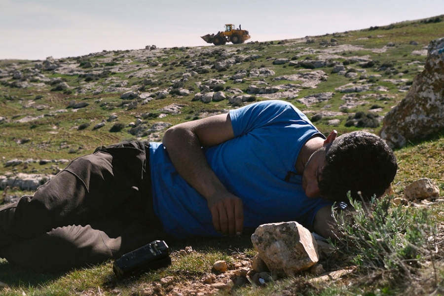 Un homme allongé dans la nature