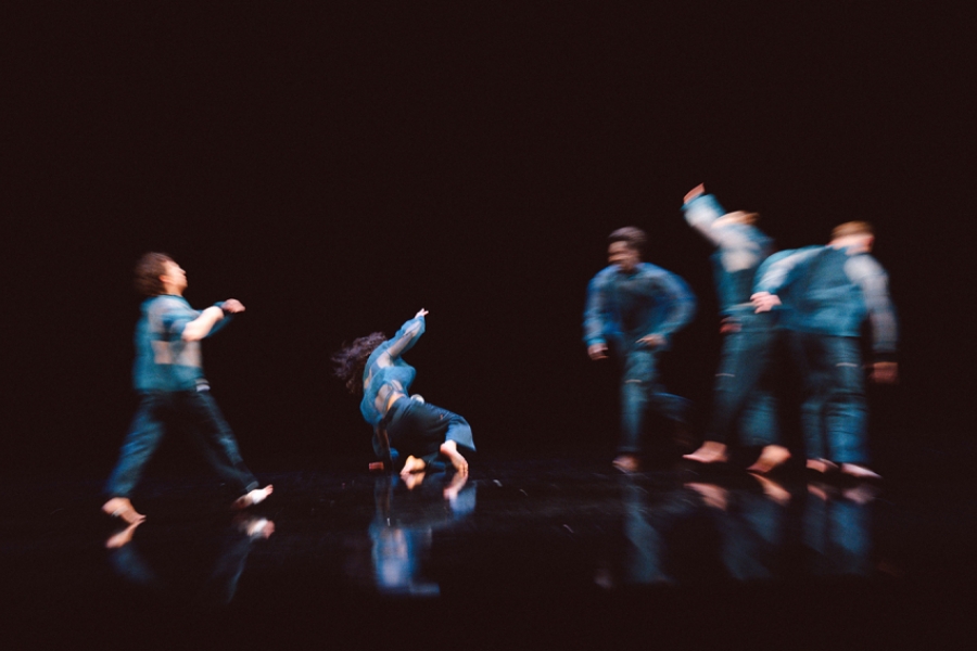 5 danseurs sur scène, plan flou