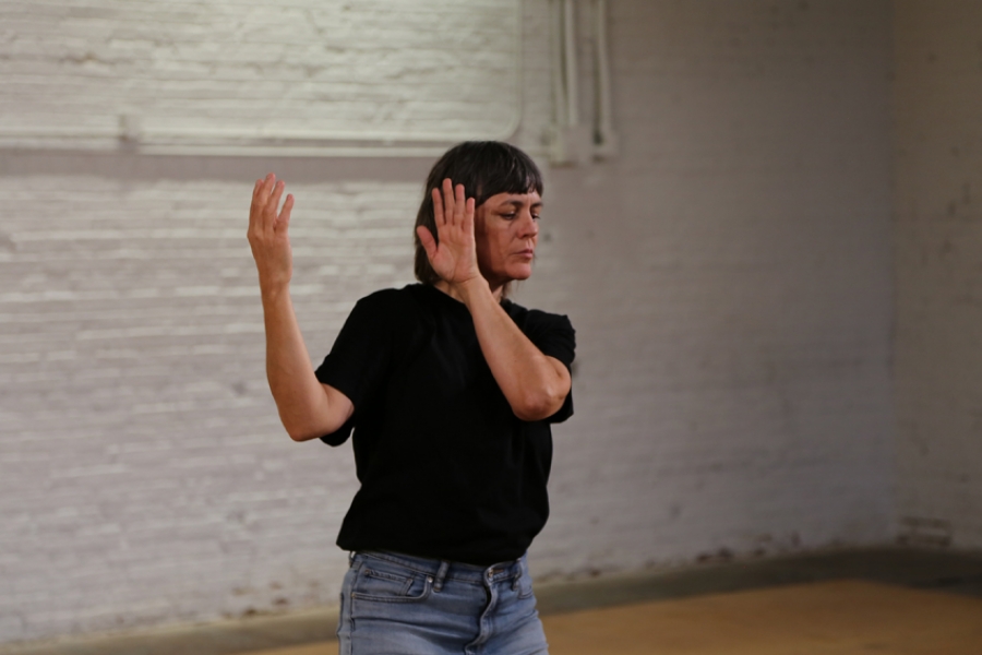 DD Dorvillier en train de danser dans une salle 