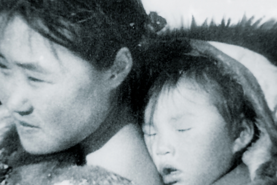 Photo d'une inuit et de son bébé dormant dans son dos