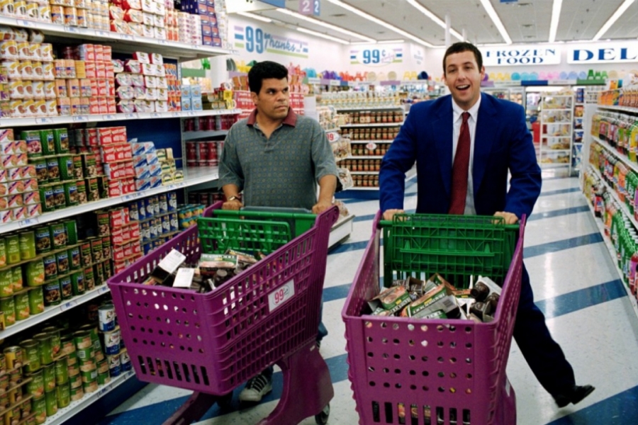 Deux hommes qui poussent chacun un caddie dans les rayons d'un super marché