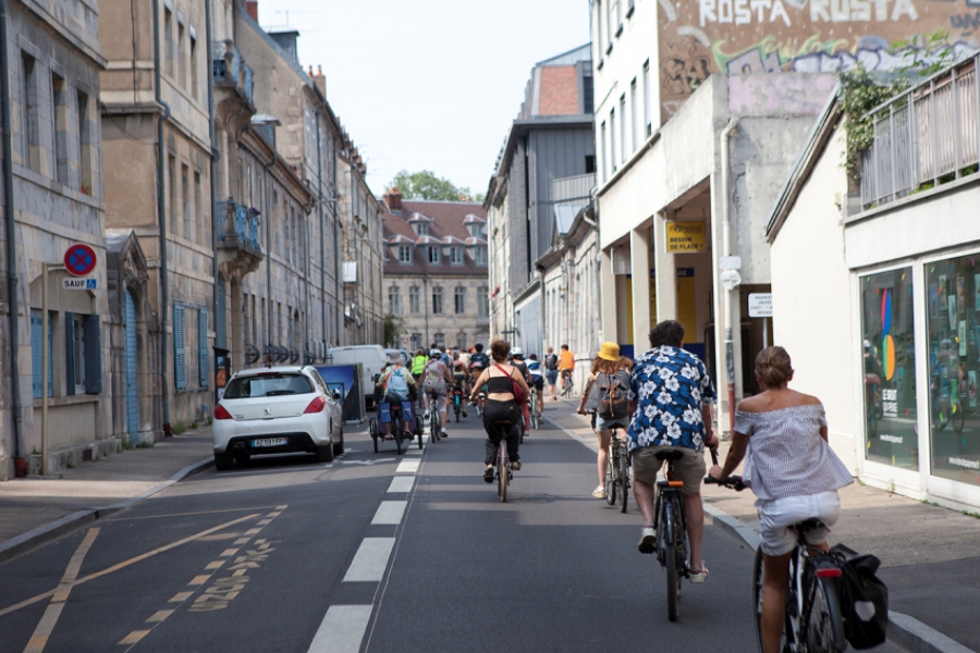 Photo de cyclistes dans les rues de Besançon
