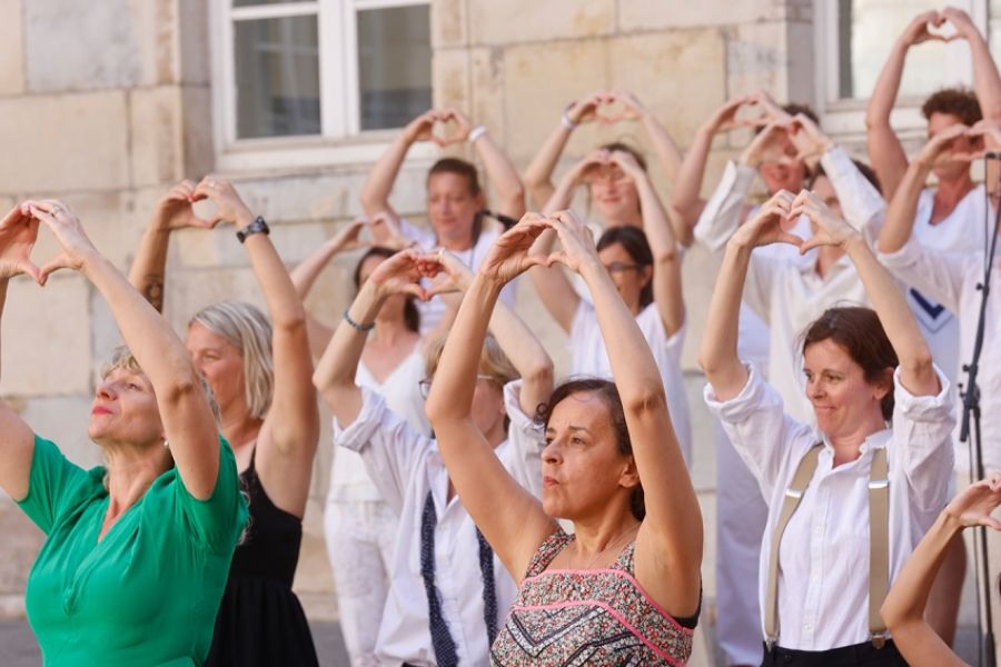 Chorale en train de faire des coeurs avec les doigts