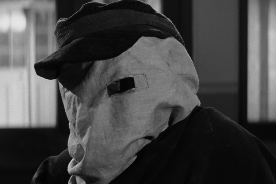 Un homme portant une cagoule pour masquer son visage