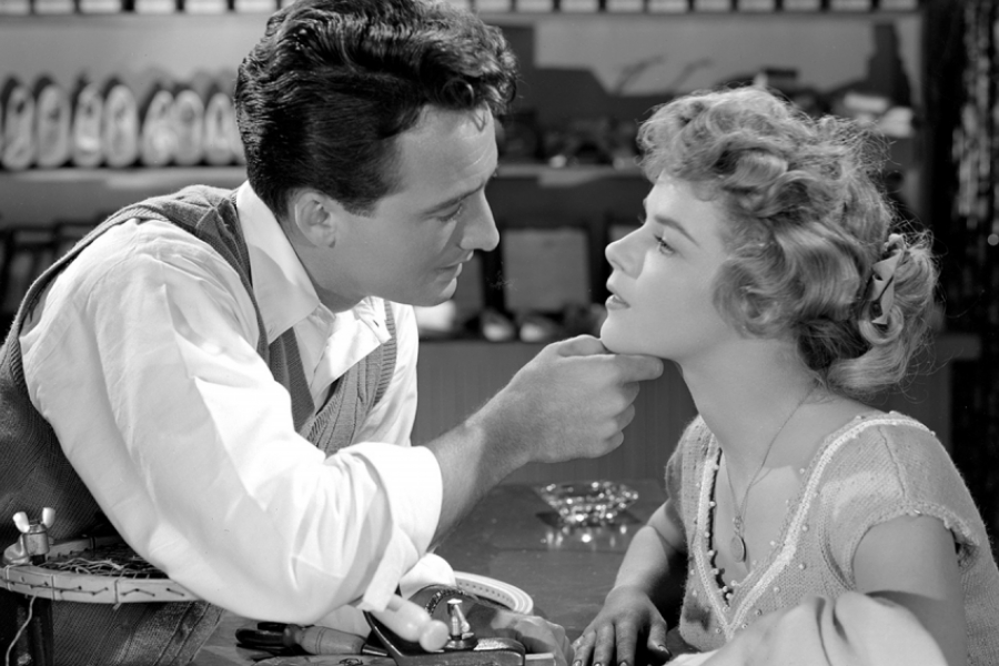 Un homme tenant une femme par le menton comme pour l'embrasser