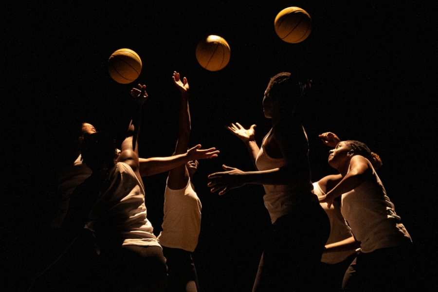 Les six interprètes sont en cercle et en mouvement. On voit les ballons de basket dans les airs.