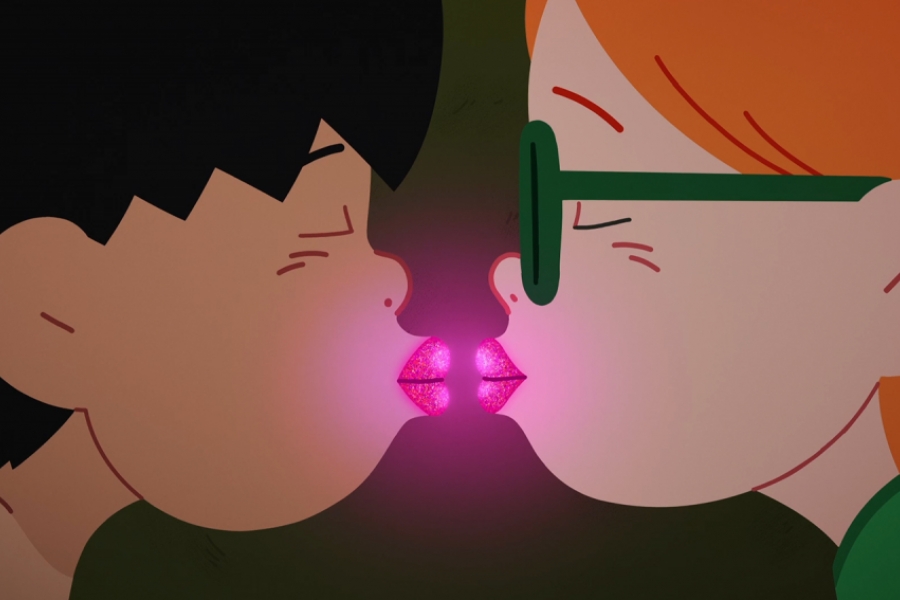 Le garçon et la fille se font un bisous. Leurs bouches brillent.