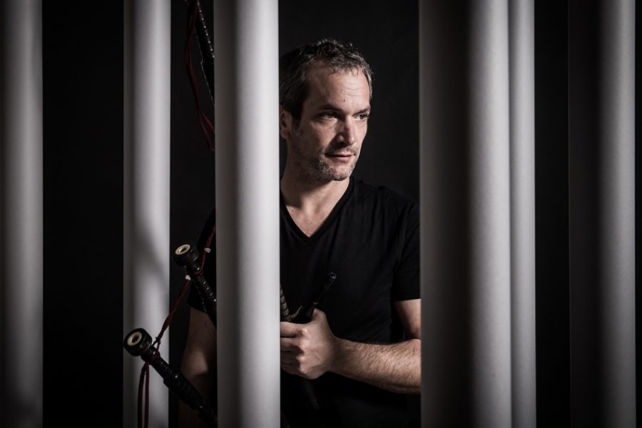 Portrait d'Erwan Keravec, cornemuse à la main. 