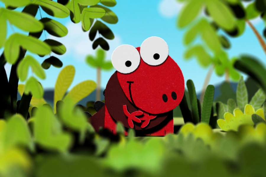 Une chenille rouge dans les feuillages.