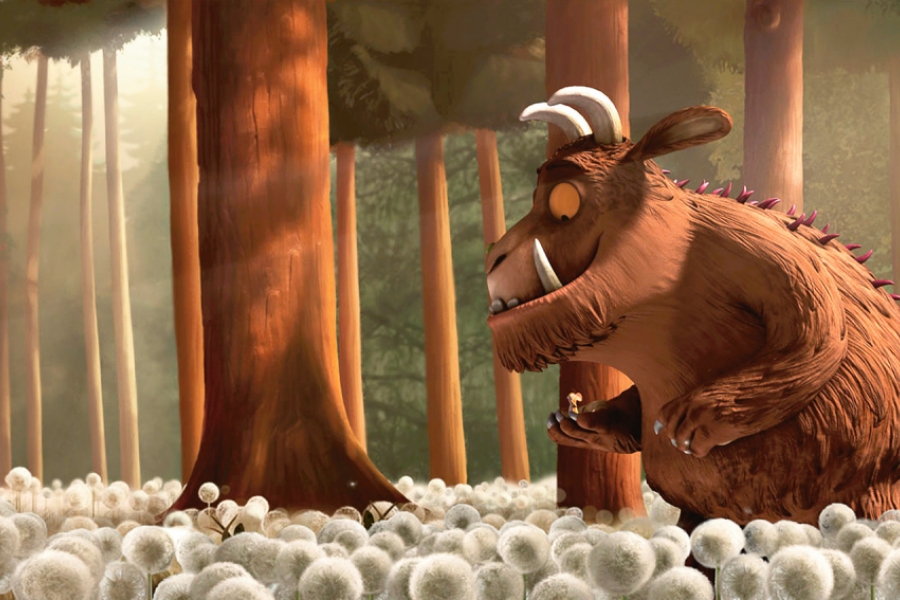 Le Gruffalo et la souris se promènent dans la forêt. Il y a des pissenlits en fleurs.
