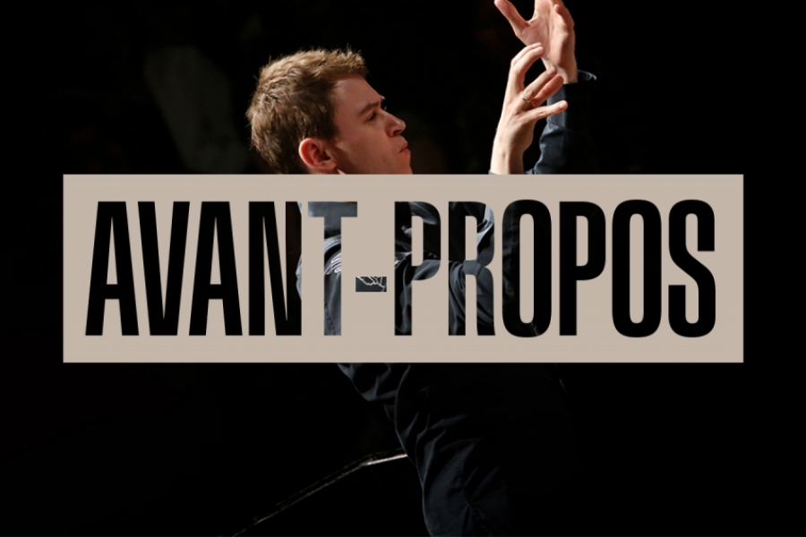 Photo du chef d'orchestre sur scène