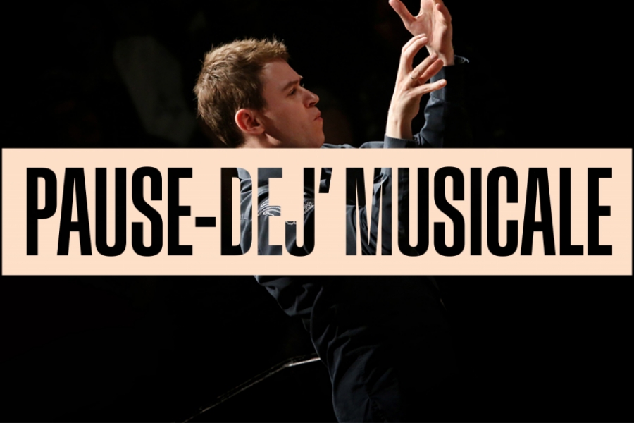 Photo du chef d'orchestre sur scène