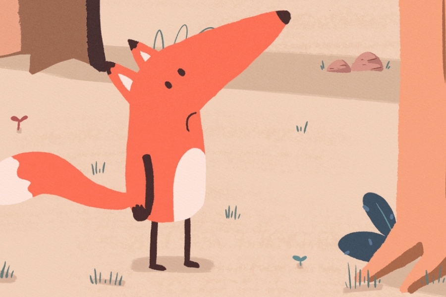 Un petit renard fait la tête en regardant en haut d'un arbre.