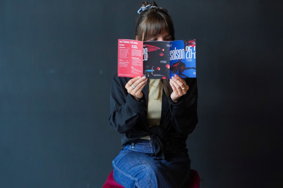 Photo de Maïa en train de tenir les programmes condensés devant son visage