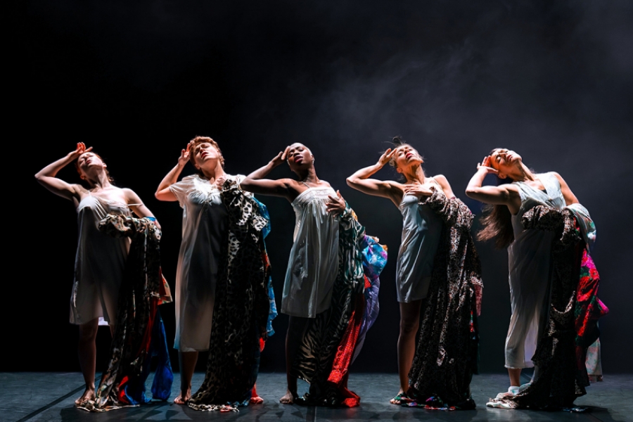 5 femmes sur scènes, en robes de chambre 