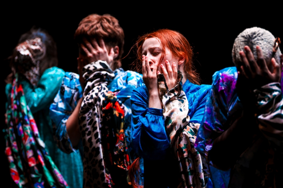 4 femmes aux robes colorées se tiennent le visage l'air grave